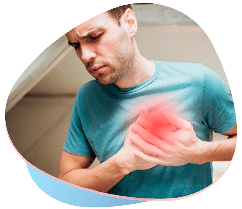 homem está com as mãos no peito, do lado esquerdo, porque está sentindo dor, já que o diabetes afeta o coração.