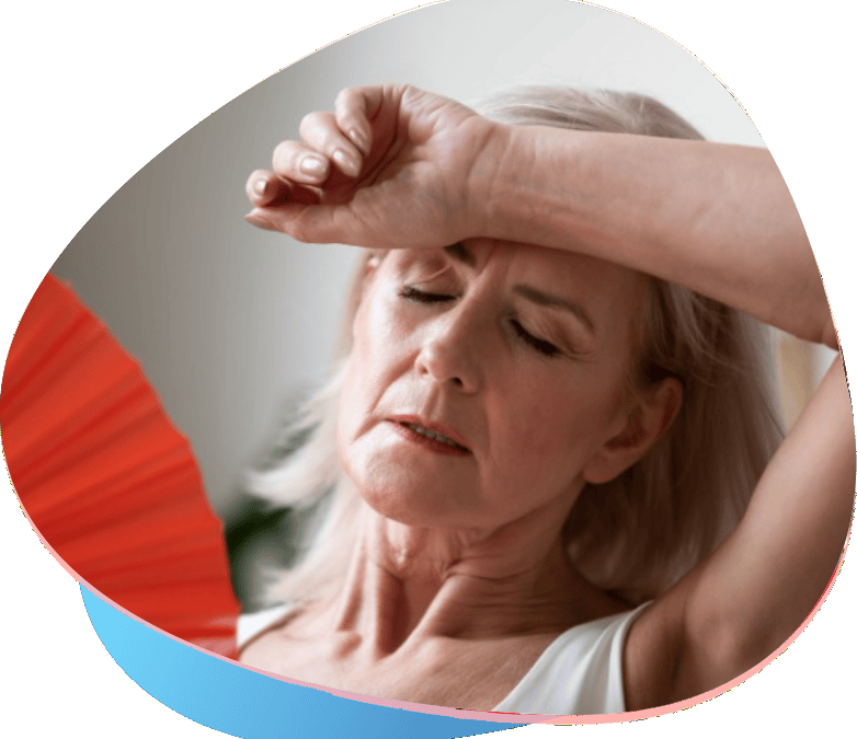 Mulher com mais de 50 anos está se abanando porque está lidando com o menopausa e diabetes.