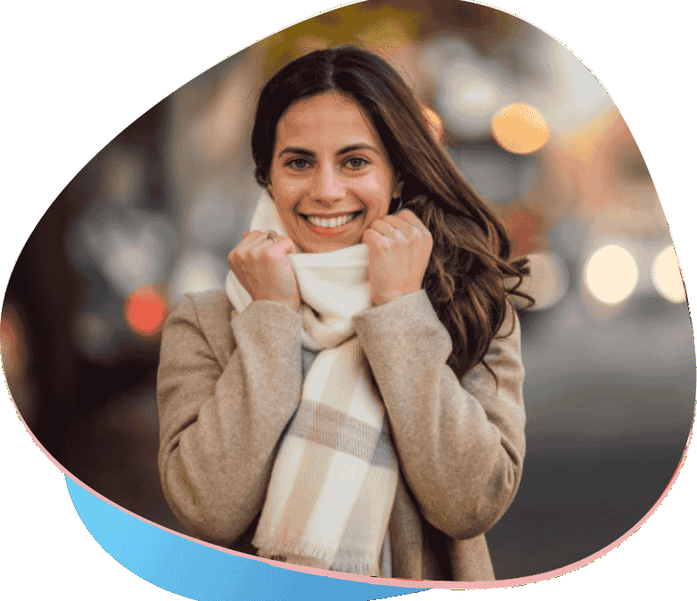 Mulher está bem agasalhada durante um inverno rigoroso, para melhorar o tratamento do diabetes no inverno.