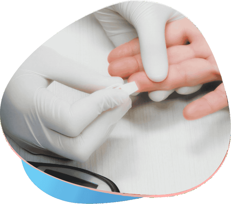 Enfermeira faz exame de diabetes em paciente.