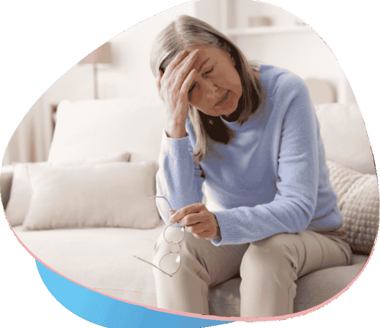 Senhora está sentada no sofá, sentindo fadiga